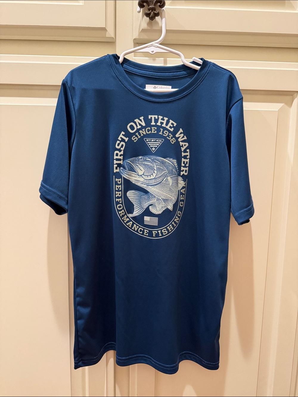 Columbia Navy Blue Performance Fishing Tee with Fish Graphic Boys Youth Size M